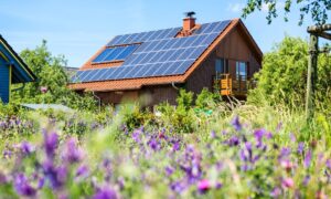 Solárne panely na streche rodinného domu obklopeného prírodou – ako funguje solárny panel na výrobu elektrickej energie