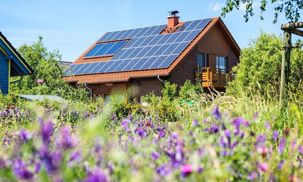 Solárne panely na streche rodinného domu obklopeného prírodou – ako funguje solárny panel na výrobu elektrickej energie