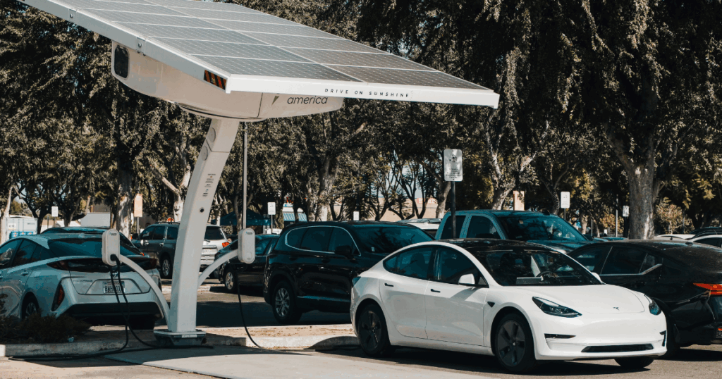 Nabíjanie elektromobilu pomocou fotovoltaiky